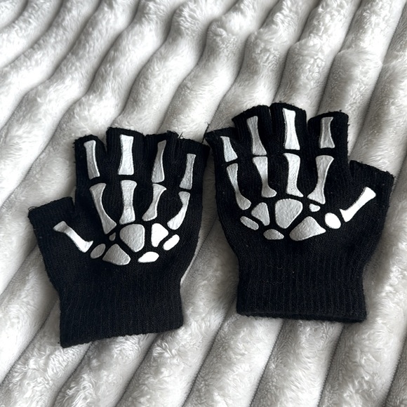 Goth Skeleton Fingerless Gloves - Picture 4 of 5